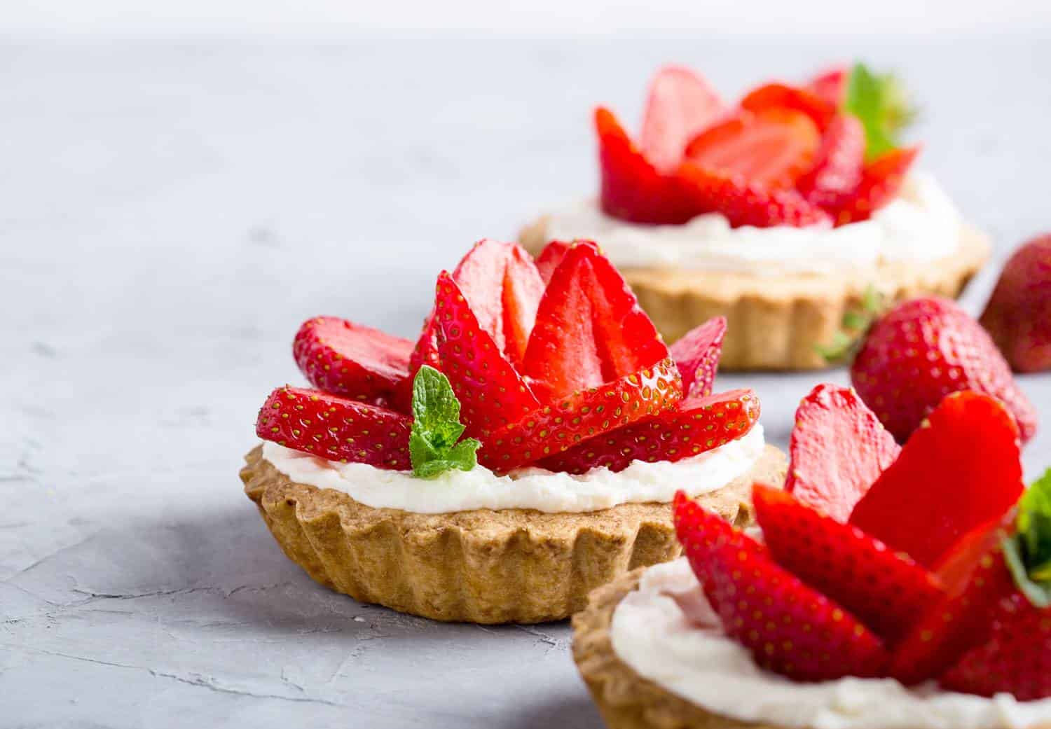Tartas de queso crema de vainilla y fresa