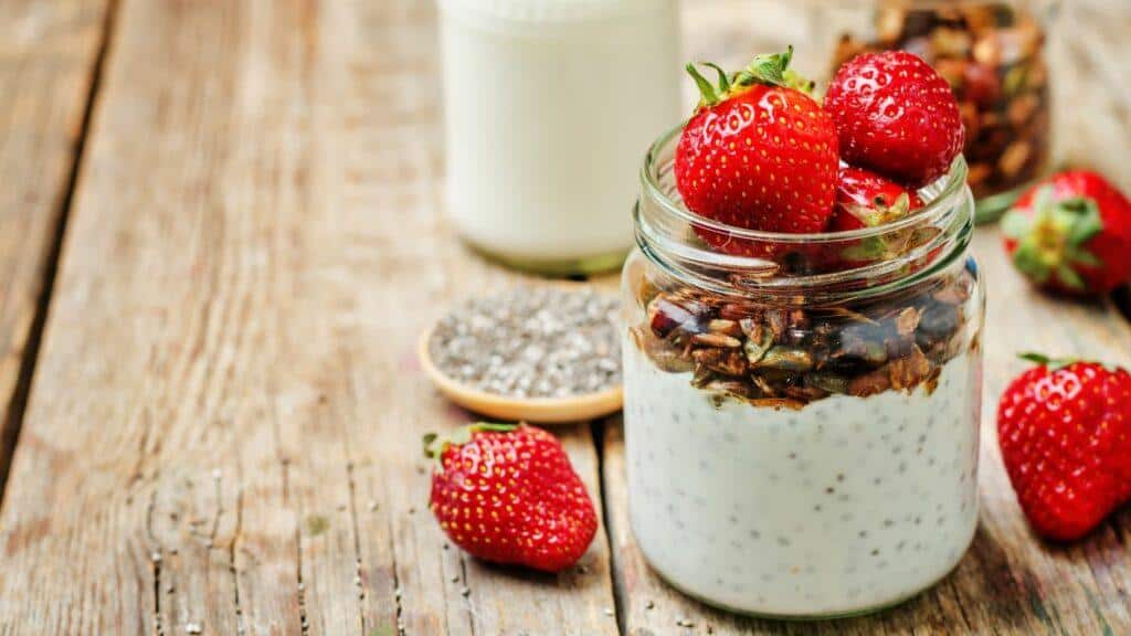 Yoghurt with chia and strawberries