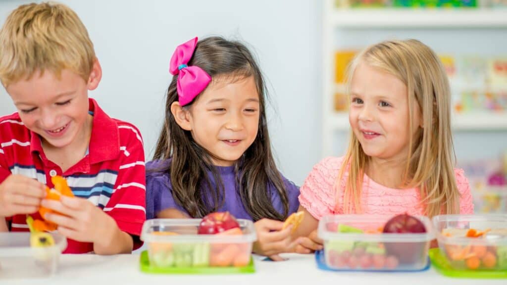 kids-eating-fruits