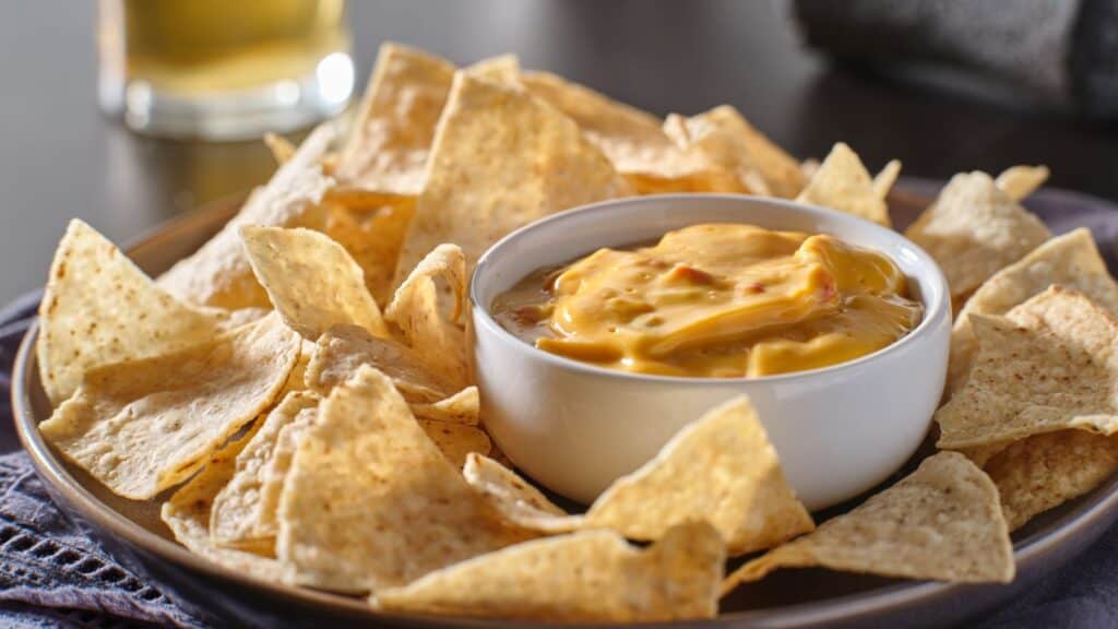 queso-sauce-and-nachos
