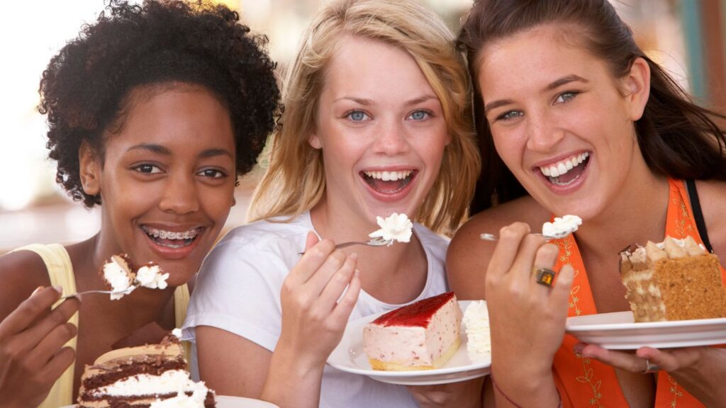 young-women-eating-cake