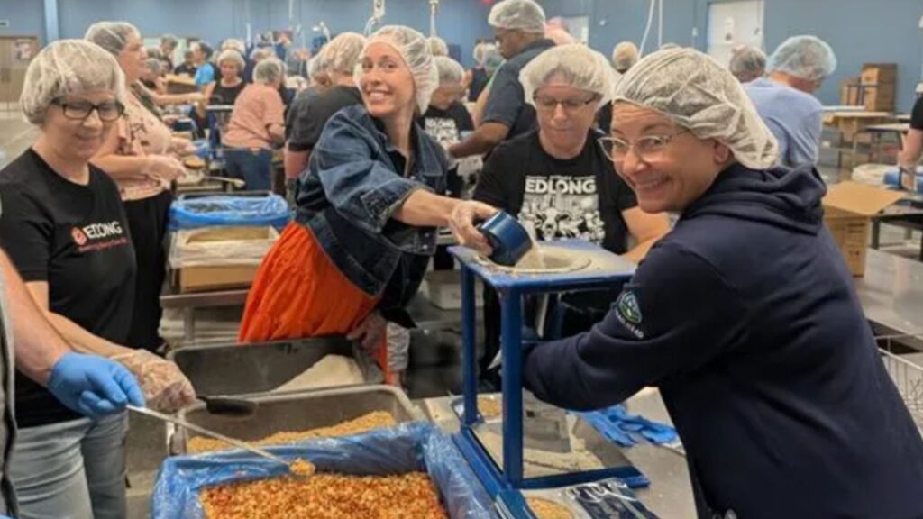 edlong-team-packing-meals