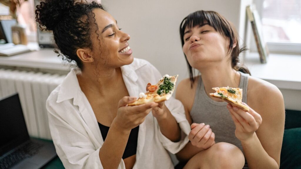 ladies-eating-pizza