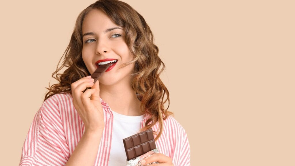 mujer joven comiendo chocolate