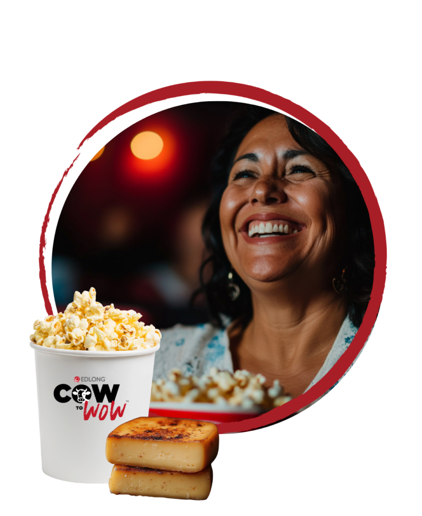 Mujer sonriendo disfrutando de palomitas en Food Tech Summit.